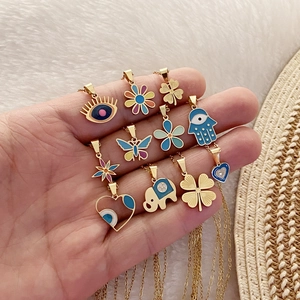Colliers en acier doré avec pendentifs émaillés colorés papillon, œil et éléphant