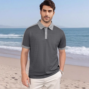 Polo homme à manches courtes gris foncé avec col contrasté gris clair sur la plage