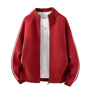 Herren Strickjacke in Rot mit Stehkragen und weißen Ärmelstreifen, Flachbildansicht