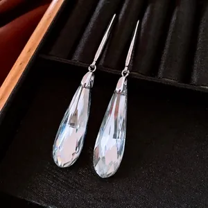Elegante französische Luxus-Silbernadel-Ohrringe mit facettierten Glas-Kristall-Anhängern