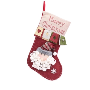 Rote Weihnachtssocke mit 3D-Weihnachtsmann, Stickerei und Merry Christmas Aufschrift