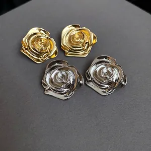 Eleganti orecchini a lobo a forma di petali di rosa in oro e argento su fondo scuro