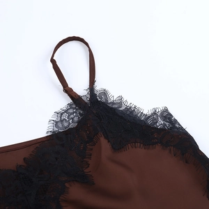 Détail de dentelle en V et tissu satiné marron sur un haut à fines bretelles