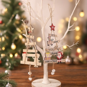 Ornamenti natalizi in legno appesi con disegni di Babbo Natale e renne su un supporto