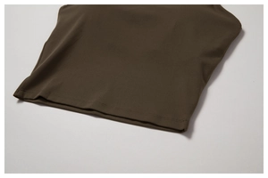 Detalle del conjunto de yoga verde oliva con costuras planas de doble aguja de alta calidad