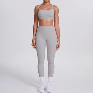 Détail d'un ensemble de sport gris avec legging taille haute et brassière à bretelles