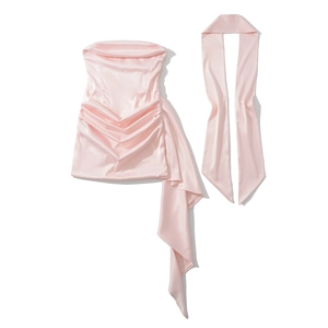 Robe bustier en satin rose à fronces avec foulard assorti pour un look élégant