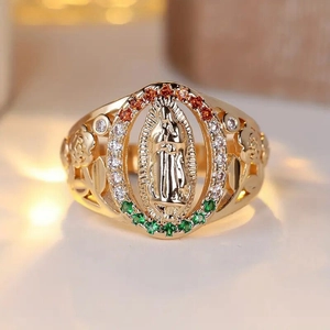 Makroaufnahme von Guadalupe-Ring mit bunten Steinen und geschnitzten Rosen