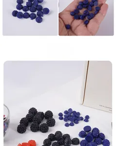 Detailweergave van 0,7 cm mini-moerbeikralen van hars in de kleuren rood, zwart en blauw