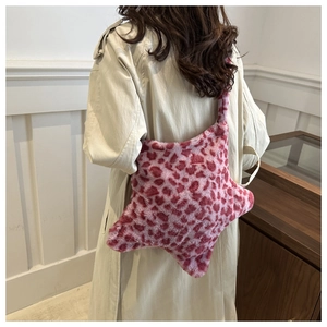 Vue arrière du modèle portant un sac à épaule en peluche étoilé à motif léopard rose