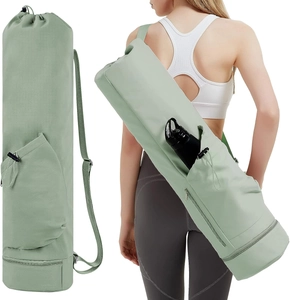 Detalle de la bolsa para esterilla de yoga verde claro con bolsillos laterales y correa
