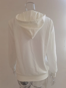 Detalle de la textura de punto a rayas blancas en la espalda de la sudadera con capucha