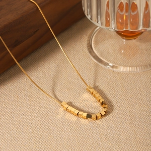 Collier minimaliste en acier inoxydable doré avec de petits pendentifs carrés