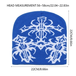 Berretto in maglia blu e bianco con motivo a croce gotica e dettagli misura 22cm x 22cm