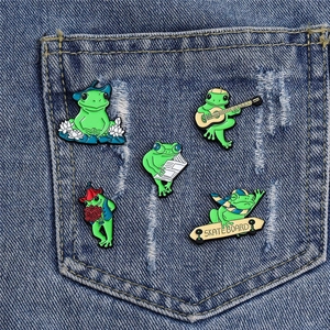 Lot de 5 broches en émail grenouille cartoon avec thèmes musique et sport sur tissu denim