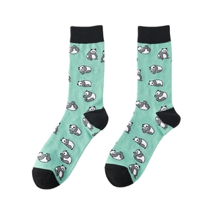 Détail de chaussettes vert menthe avec motif panda et contrastes noirs aux orteils et talon