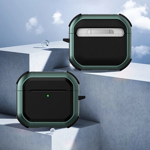 Coque robuste vert foncé style armure pour AirPods sur socle avec ciel bleu en fond