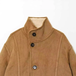 Braune Lammfellimitat-Jacke mit weißem Kontrast-Stehkragen und schwarzen Knopfdetails