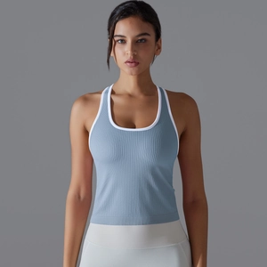Détail de face du débardeur de sport bleu côtelé avec bordure et liseré blanc contrasté