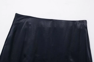 Détail de la taille en satin lisse avec fermeture éclair invisible sur une jupe