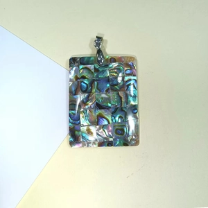 Rechteckiger Anhänger aus Abalone-Muschel-Mosaik mit blau-grünem irisierendem Glanz
