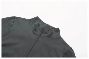 Détail du col montant avec demi-zip sur ce haut de yoga gris à séchage rapide