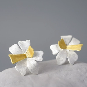 Artistic S925 silver flower stud earrings with two-tone gold and silver petal design