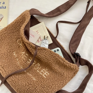 Détail du sac cabas en peluche caramel avec broderie Crème Brûlée sur tissu blanc