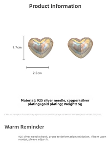 Detalle de pendientes de corazón perlado con pasadores de plata 925 y medidas 1,7x2,0 cm