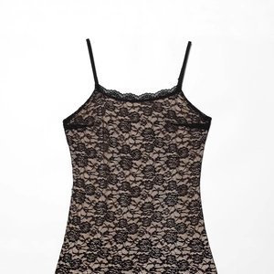Abito tubino in pizzo floreale nero con spalline sottili e fodera color nudo elegante