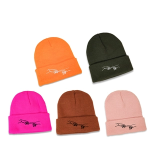 Bonnets en tricot multicolores avec broderie des mains de Michel-Ange