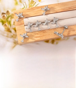 Close-up of silver zircon flower ear studs made of titanium steel with detail specifications