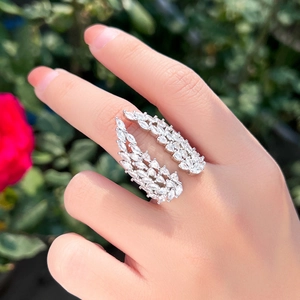 Bague ailes d'ange luxueuse avec zircons marquise portée au doigt, ajustable