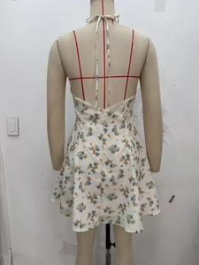 Détail de la robe en popeline à fleurs montrant le dos nu et l'imprimé vintage