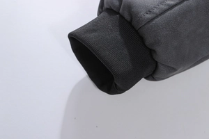 Detailansicht der dunkelgrauen Jackenmanschette mit schwarzem elastischem Rippstrickbündchen