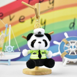 Gedetailleerde macro-opname van een schattige panda-knuffel in verkeerspolitie-uniform