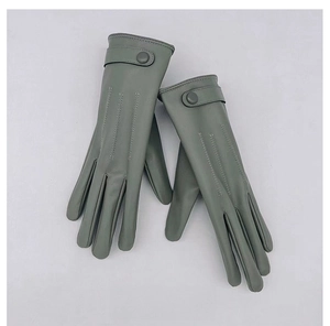 Dettagli di guanti invernali in pelle PU grigio-verde con fibbia decorativa e cuciture sul retro