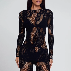Dettaglio ravvicinato del body in mesh nero con pizzo floreale e trama trasparente