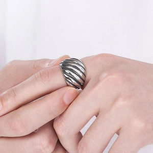 Bague large en acier inoxydable style industriel vintage avec rainures diagonales