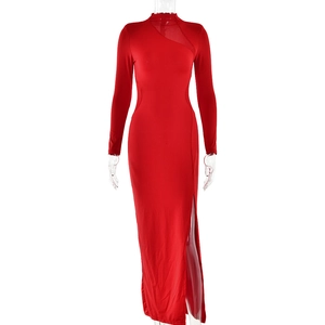 Détail de la robe moulante rouge à manches longues avec maille transparente et fente haute