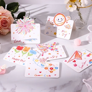 Détail de cartes de vœux dessinées à la main avec des motifs colorés et des citations