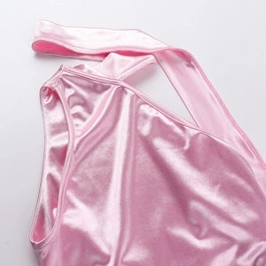 Dettaglio del tessuto in raso rosa con elegante drappeggio su un abito monospalla