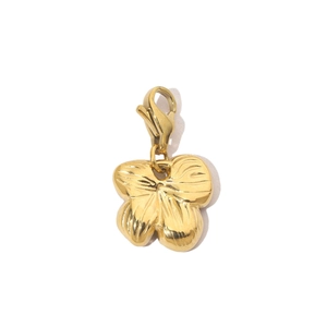 Detailansicht eines goldenen Blumenanhängers mit Karabinerverschluss aus Titanstahl