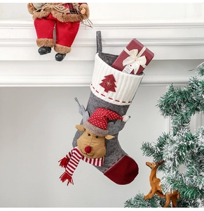 Détail d'une chaussette de Noël avec décor renne 3D et motif sapin sur cheminée