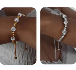 Détail de bracelets réglables en or et argent avec des perles en zircone micro-pavées