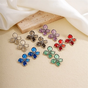 Détail macro de boucles d'oreilles fleurs de style français en six cristaux colorés