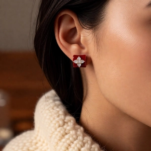 Détail de la boucle d'oreille trèfle rouge avec placage en or et cristal brillant incrusté