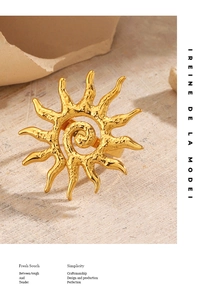 Macro detail of 18K gold sun ring featuring spiral rays and hammered metal texture