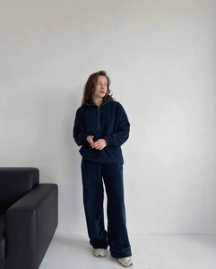 Détail d'un survêtement en polaire marine avec sweat à demi-zip et pantalon large