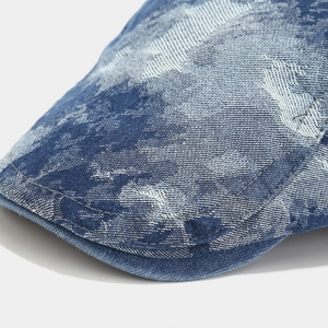 Detail der Schiebermütze aus gewaschenem Denim mit Doppelnaht und Batik-Marmor-Textur